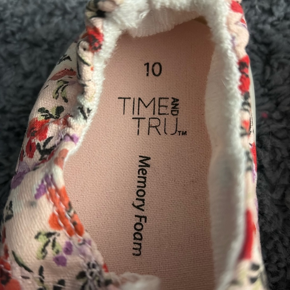 NWOT floral themed size 10 memory foam shoes with white laces - Picture 2 of 3